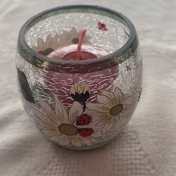 NWT. Small Yankee daisy crackled glass candle holder with candle.